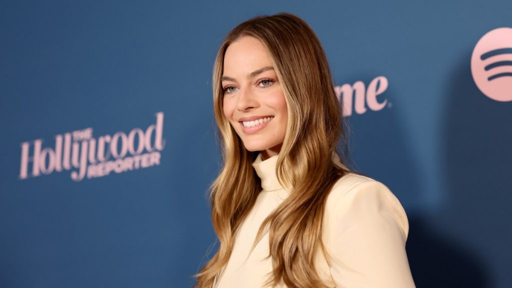 Margot Robbie Le Robo Un Beso A Brad Pitt