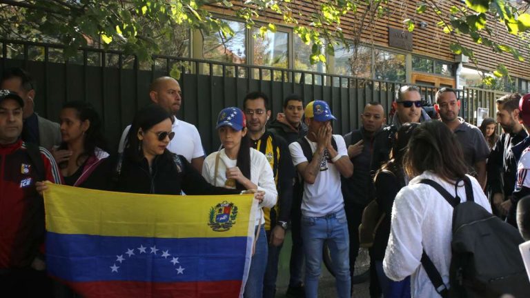 Personas Afuera De La Embajada De Venezuela
