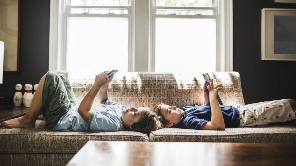 Niños Pegados A La Pantalla