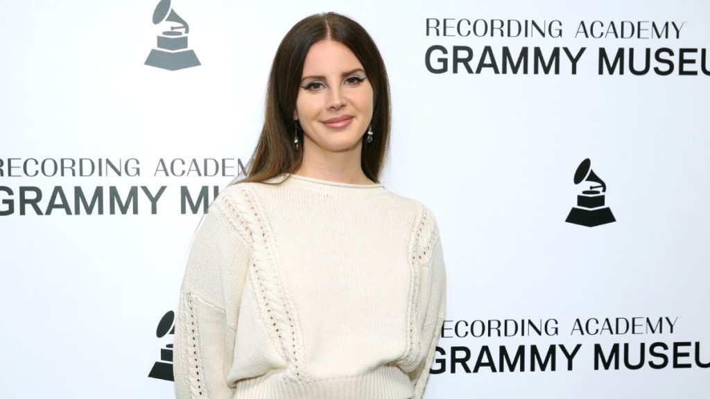 Lana Del Rey Retrasa El Lanzamiento De Su Proximo Album