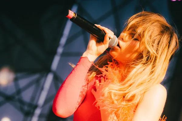 Suki Waterhouse revela la razón por la que detuvo su show en Lollapalooza 2023