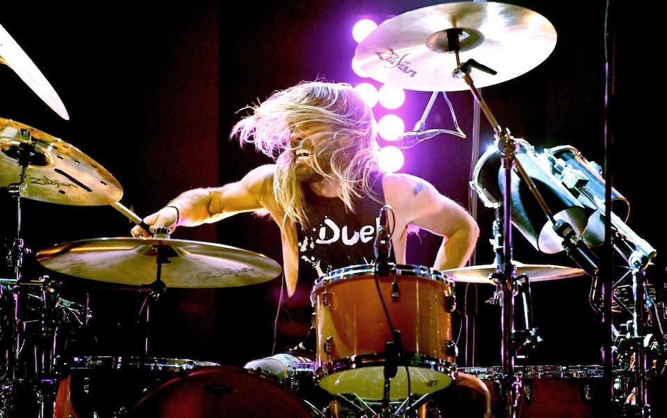 100 bateristas se unen en un homenaje a Taylor Hawkins