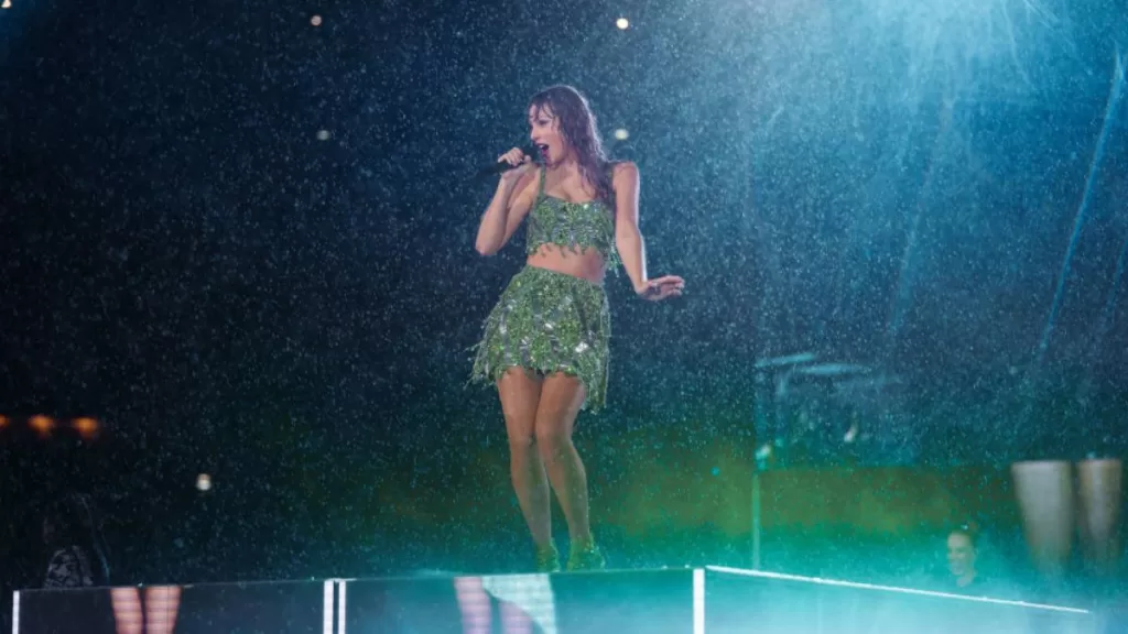 Taylor Swift Bajo La Lluvia