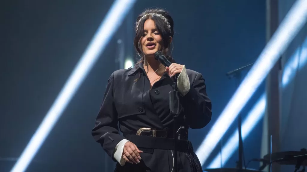 Lana Del Reye Streno Chemtrail Over Teh Ciuntry Club En Vivo En Italia