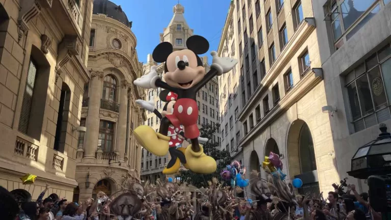 Personajes Del Paris Parade 2023 En Santiago