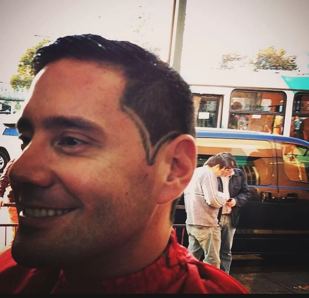 Les+mostré+esta+foto+vergonzosa++Jajajajaj+Fue+en+un+capítulo+de+#LugaresQueHablan+en+una+barbería+que+me+hicieron+ese+corte+de+pelo,+y+más+encima+el+capitulo+nunca+fue+al+aire.+Fue+un+recorrido+por+Sant