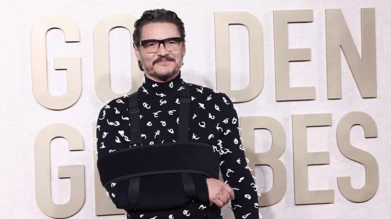 Por Que Pedro Pascal Estaba Con Un Cabestrillo En Los Golden Globes