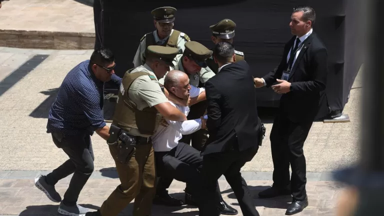 Hombre Detenido En La Moneda