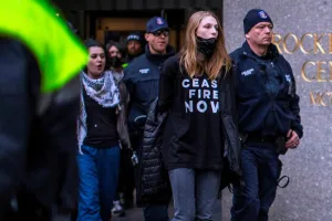 Hunter Schafer Siendo Arrestada