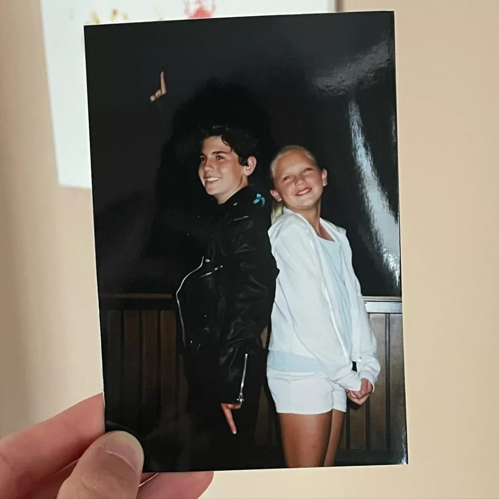 Thank+you+mom+for+digging+these+pics+of+@taylorswift+and+I+harmonizing+like+buttah+on+summer+nights+twenty+five+years+ago+out+of+storage.+Also+trav+the+note+is+an+f Sharp+if+youre+interested.+June+2000 (2)