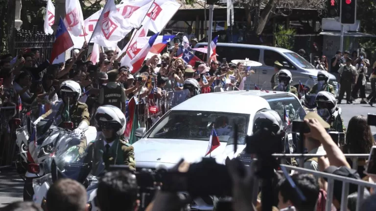 Cientos De Personas Se Aglomeran Para Despedir Al Expresidente Sebastian Pinera En El Ex Congreso Nacional