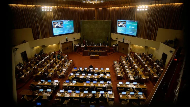 Cámara acusa "dictadura militar" y la derecha vota a favor