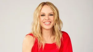 Kylie Minogue Posa Junto A Su Barbie Personalizada