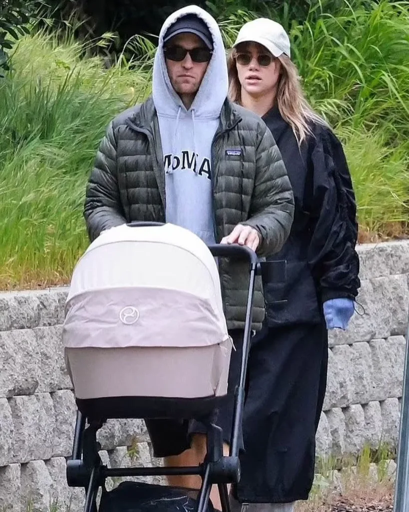 Suki+Waterhouse+y+Robert+Pattinson+ya+son+padres!+Ambos+fueron+vistos+paseando+a+su+bebé+recién+nacida+por+Los+Ángeles (1)