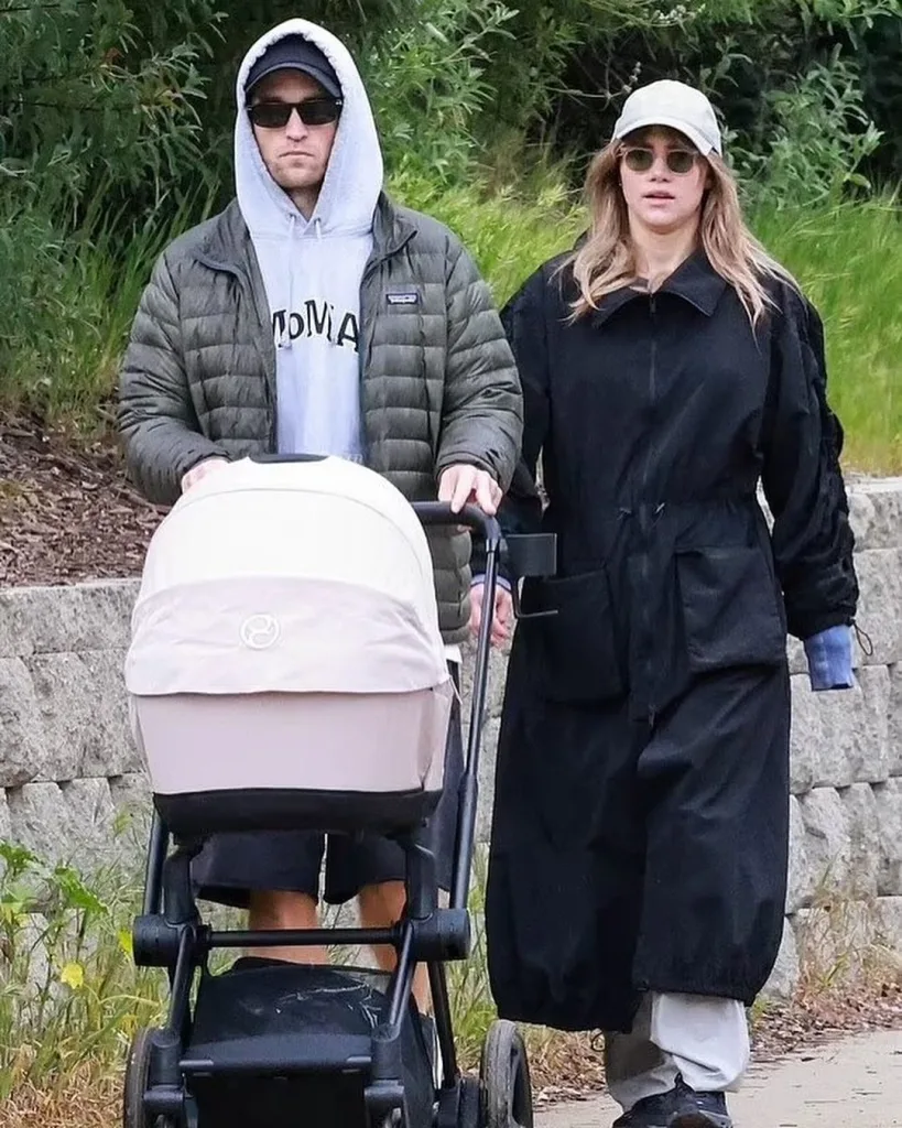 Suki+Waterhouse+y+Robert+Pattinson+ya+son+padres!+Ambos+fueron+vistos+paseando+a+su+bebé+recién+nacida+por+Los+Ángeles