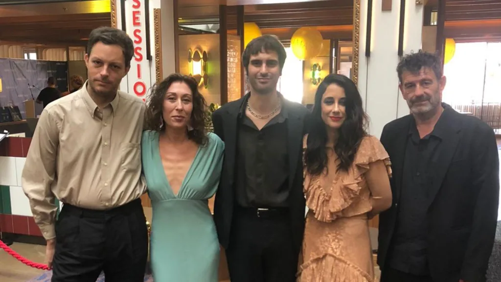 Equipo De Podium Podcast Recibe Premios Ondas Globales