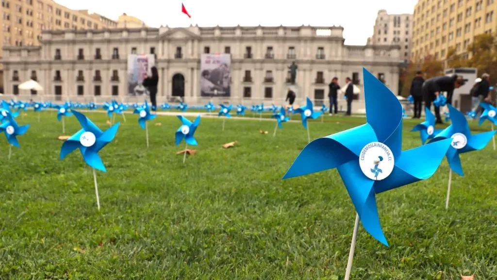 Remolinos azules por Día Internacional contra el Maltrato Infantil