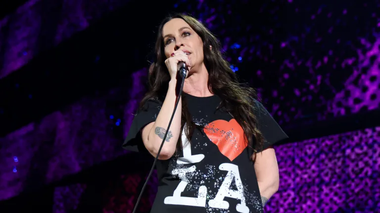Alanis Morissette cumple 51 años: la voz catártica de una generación que aún perdura