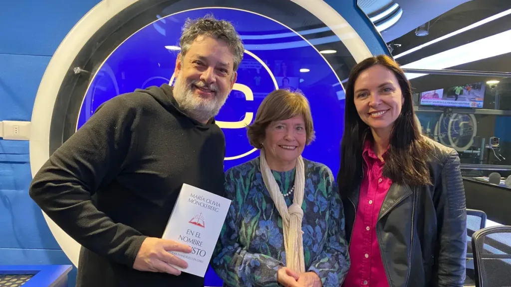 María Olivia Mönckeberg por su obra "En el nombre de Cristo: El poder evangélico en Chile”