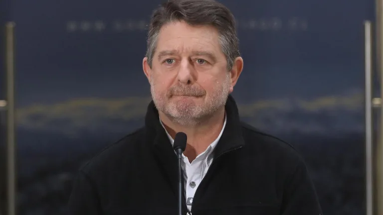 Carabineros allanan casa de Claudio Orrego en medio de investigación por presunto uso irregular de fondos públicos