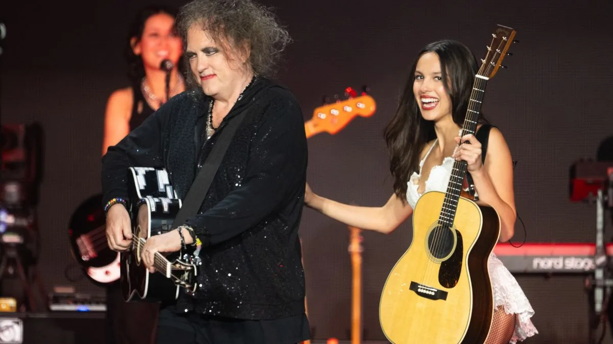Robert Smith sorprende en el escenario de Glastonbury 2025 junto a Olivia Rodrigo