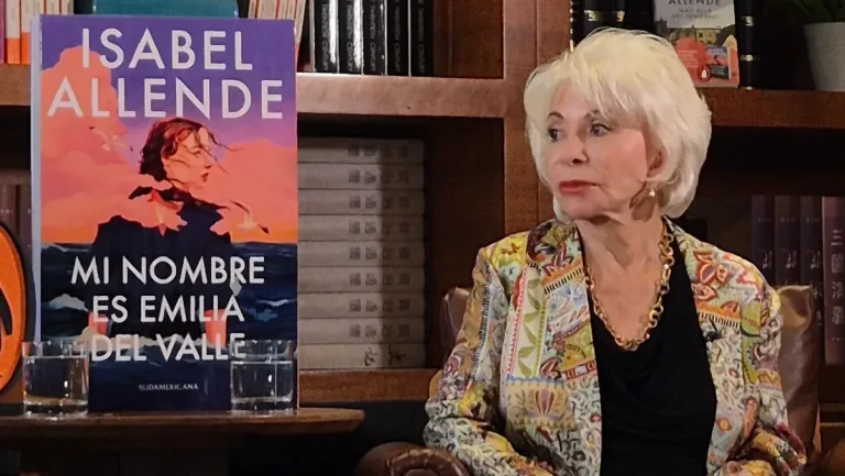 Isabel Allende sentada junto a maqueta de libro Mi nombre es Emilia del Valle