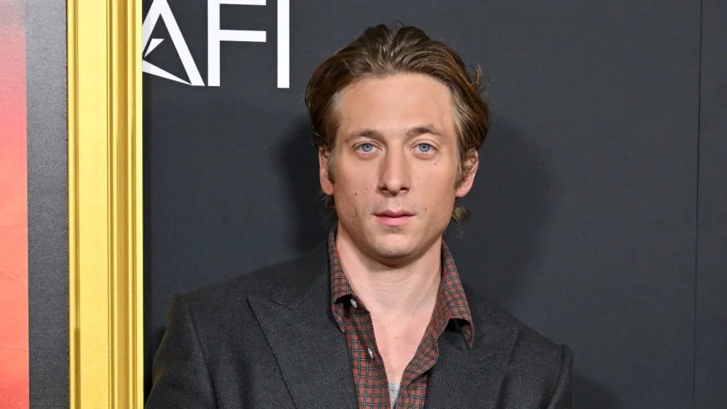 Jeremy Allen White (2)