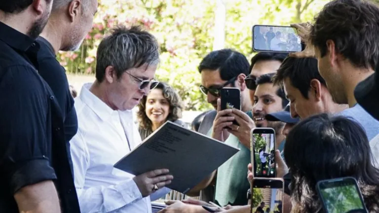 Oasis Noel Gallagher Firmando