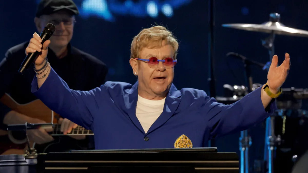 Elton John revela uno de sus discos favoritos del año: pertenece a reconocida banda de punk