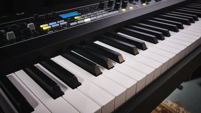 Primera canción con sintetizador, sintetizadores