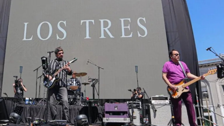 Los Tres Presenta XCLNT En Vivo