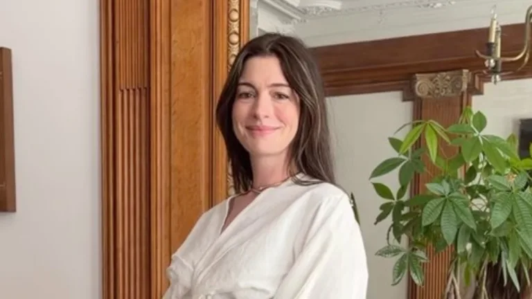 Anne Hathaway (3)