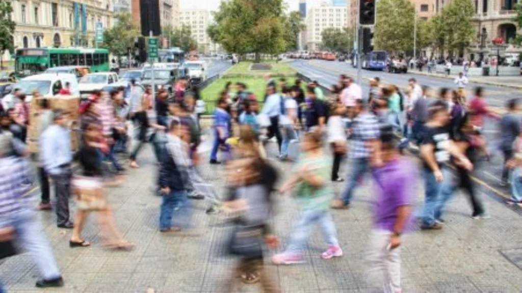 Gente Caminando En La Alameda