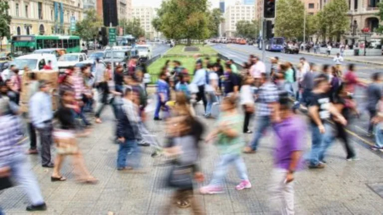 Gente Caminando En La Alameda