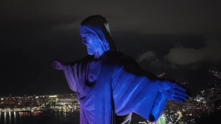 Cristo Redentor De Río De Janeiro Se Ilumina Con Colores De Chile