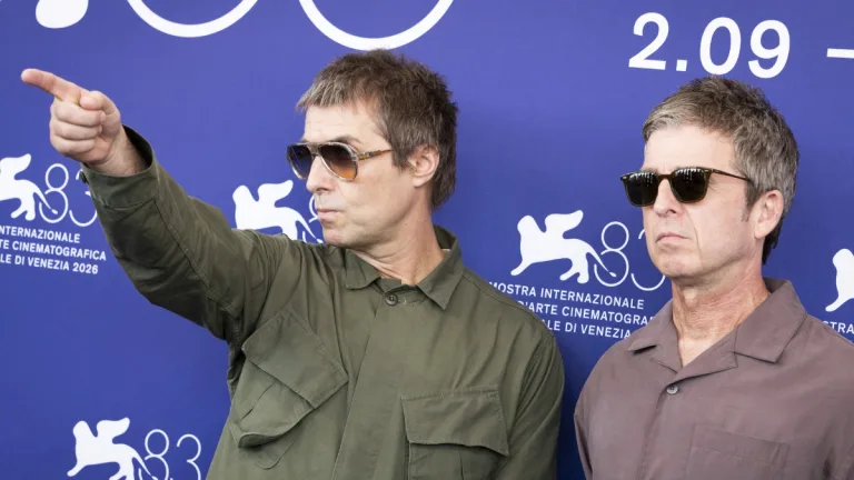Liam Y Noel Gallagher Llegan Juntos A Venecia