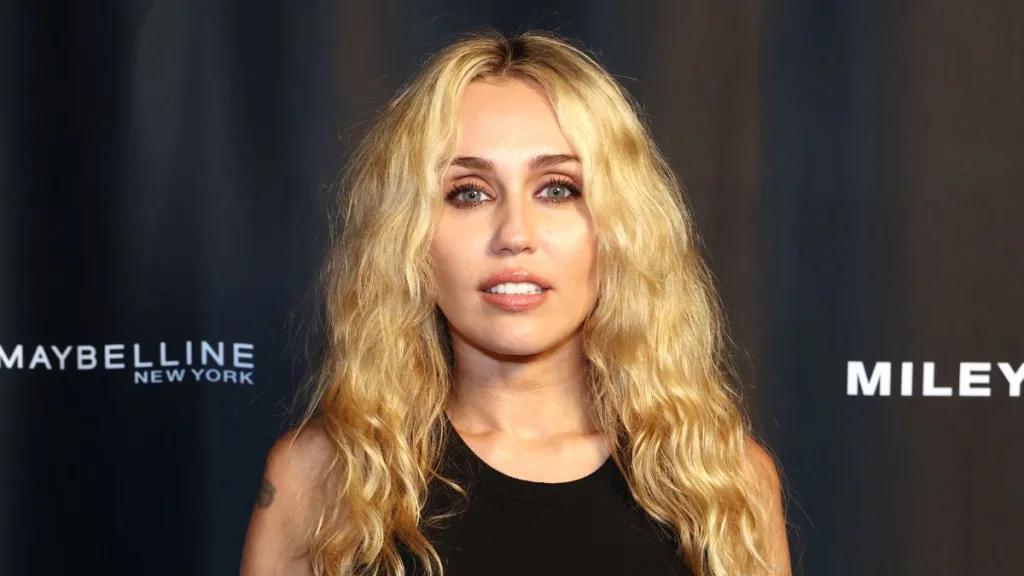 Miley Cyrus Homenajea A Dolly Parton