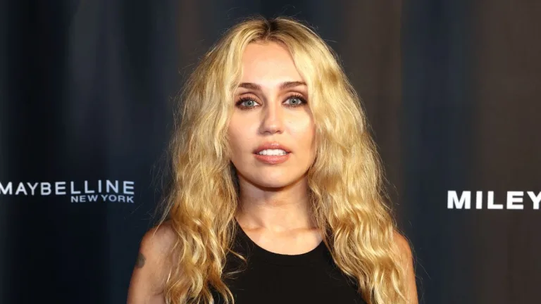 Miley Cyrus Homenajea A Dolly Parton